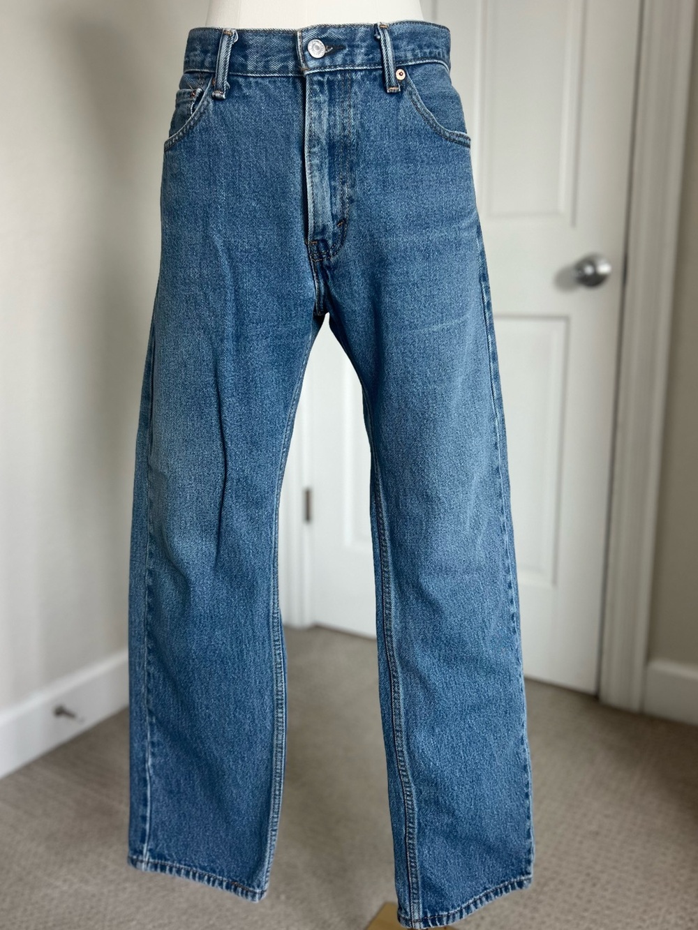 2000s Levi’s 505 Men’s Straight Leg Jeans Medium Wash Mid Rise 5-Pocket 33X30